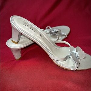 Unisa size 9B Heeled sandal. Platinum beige luster. Like new. Never been worn.